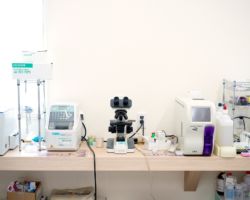 検査・治療に十分な設備・機器を備えております