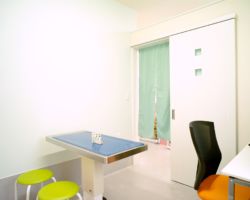 清潔で落ち着ける診察室