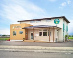 正面に縁石等なく、道路から入りやすいよう間口を広くとってあります